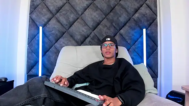 Snapshot of LiamKron chatting on May 12, 2026, 11:51 am LiamKron online show from May 12, 2026, 11:51 am