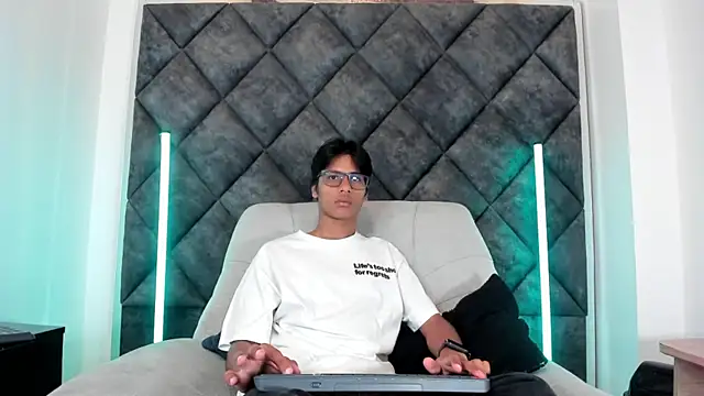 Snapshot of LiamKron chatting on May 16, 2026, 10:36 am LiamKron online show from May 16, 2026, 10:36 am