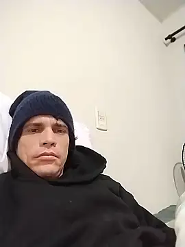Bruno13travieso online show from May 23, 2026, 1:59 pm