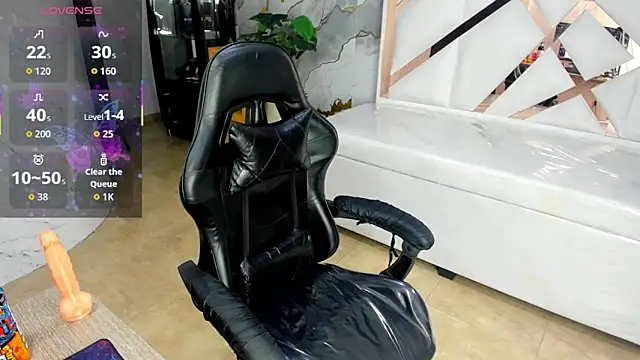Snapshot of Samantha_petite_tf chatting on June 10, 2026, 8:30 pm Samantha petite tf online show from June 10, 2026, 8:30 pm
