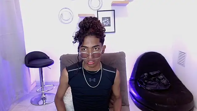 triiangel latinboy online show from May 16, 2026, 6:28 pm