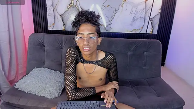 triiangel latinboy online show from May 23, 2026, 12:42 pm