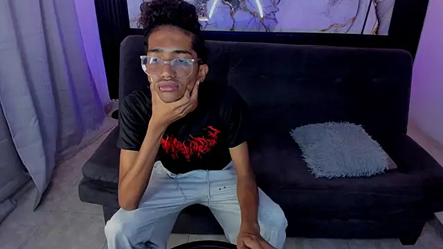 triiangel latinboy online show from May 27, 2026, 12:57 pm