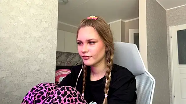 AmandaPinson online show from April 12, 2026, 10:09 am