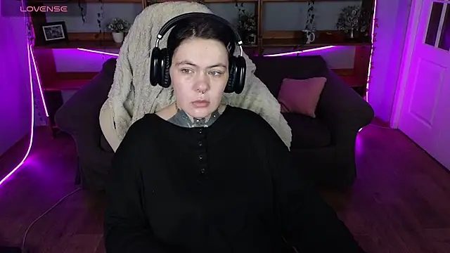 QwertyAnnie Lbo online show from April 12, 2026, 5:07 pm