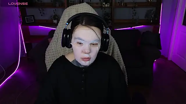 QwertyAnnie Lbo online show from April 15, 2026, 2:51 am