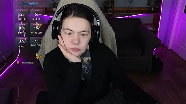 QwertyAnnie Lbo online show from April 17, 2026, 1:30 am