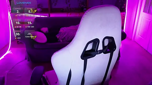 QwertyAnnie Lbo online show from April 19, 2026, 6:10 pm