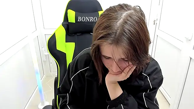 GoldenKiss online show from April 16, 2026, 6:47 am