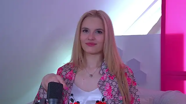 LeaLamour online show from April 14, 2026, 6:41 am