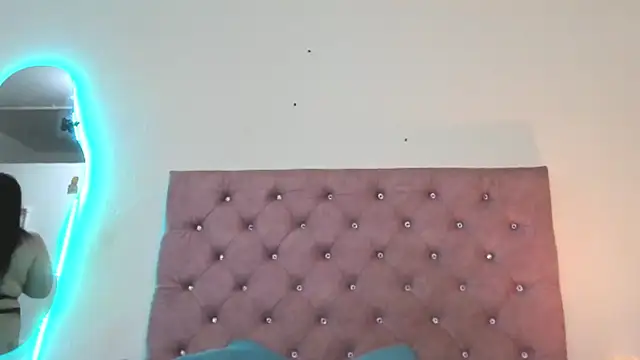 laurenlaine online show from June 2, 2026, 1:13 pm