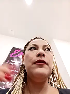 Snapshot of LUISA__07 chatting on April 23, 2026, 1:35 pm LUISA 07 online show from April 23, 2026, 1:35 pm