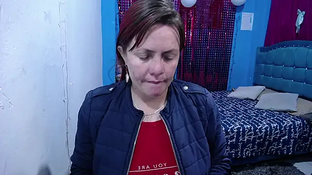 carolinhe26 online show from April 18, 2026, 1:48 pm