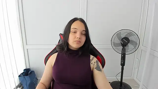 Snapshot of Caroline_cutte chatting on June 16, 2026, 7:00 am Caroline cutte online show from June 16, 2026, 7:00 am