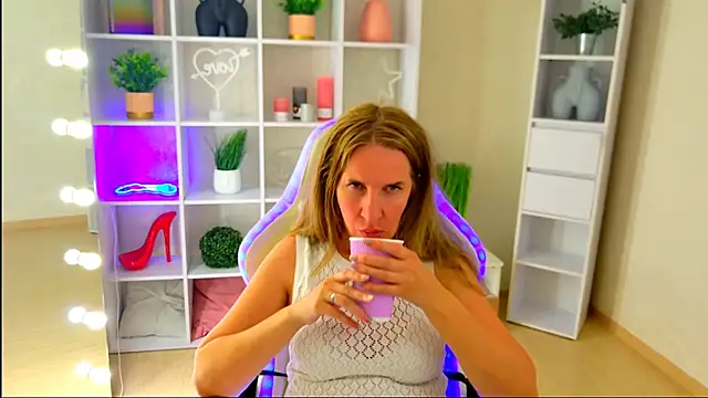 MollyLoll online show from July 1, 2026, 11:01 am