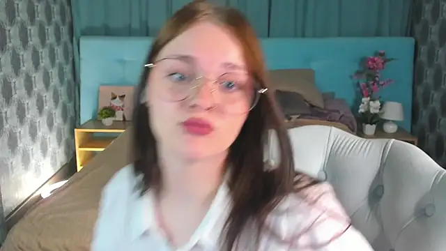Emilly Hiil online show from May 18, 2026, 12:51 am