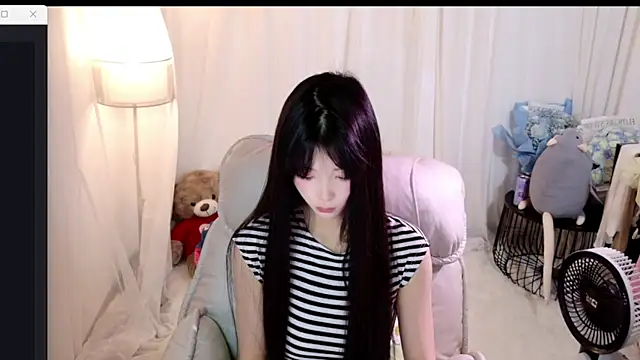 Snapshot of Zoe-001 chatting on April 20, 2026, 2:09 pm Zoe-001 online show from April 20, 2026, 2:09 pm