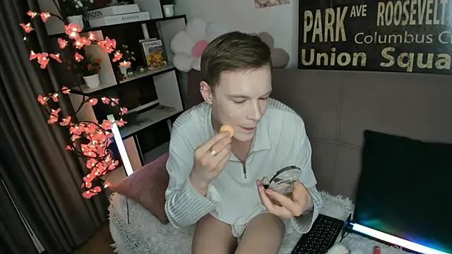 TwinkWhite online show from June 4, 2026, 9:21 pm