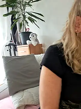 Snapshot of Blond_lady_czech chatting on July 12, 2026, 1:35 pm Blond lady czech online show from July 12, 2026, 1:35 pm