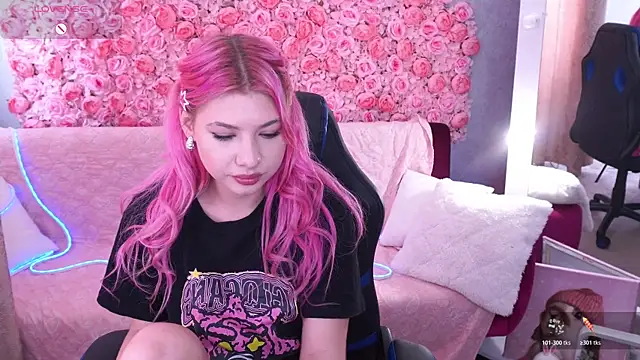 Snapshot of PinkyTrix chatting on May 9, 2026, 12:43 pm PinkyTrix online show from May 9, 2026, 12:43 pm