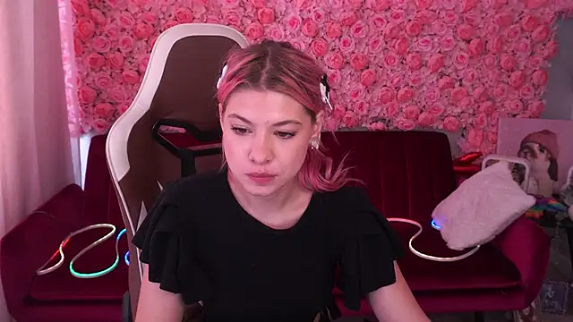 Snapshot of PinkyTrix chatting on June 22, 2026, 12:46 pm PinkyTrix online show from June 22, 2026, 12:46 pm