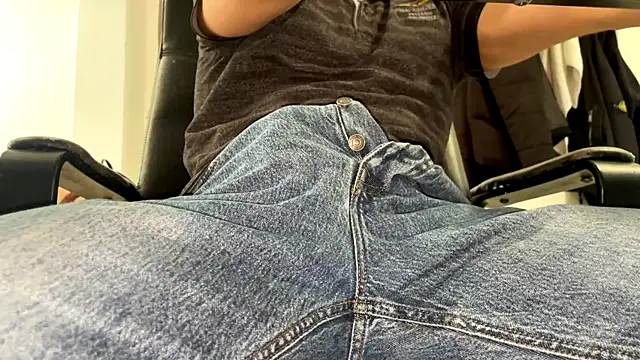 cumnerd00 online show from April 12, 2026, 11:37 am