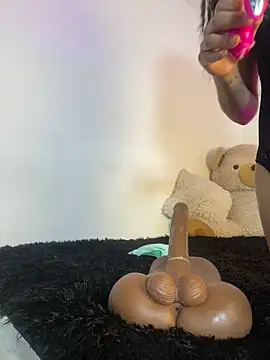 NohaBeyloun  online show from April 12, 2026, 1:05 pm