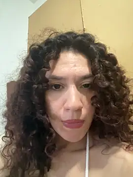 aliinaki26 online show from April 16, 2026, 11:51 pm