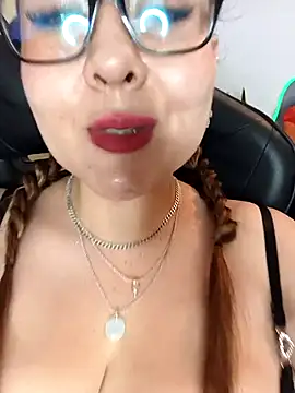 lyzyreth online show from April 15, 2026, 4:08 am