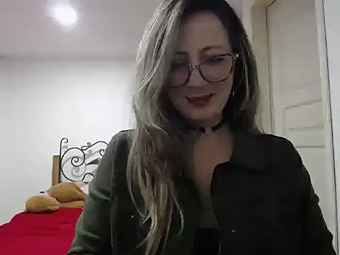Snapshot of VALELUXX chatting on May 1, 2026, 4:28 am VALELUXX online show from May 1, 2026, 4:28 am