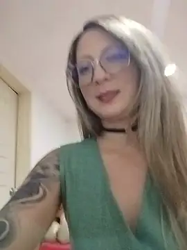 Snapshot of VALELUXX chatting on May 13, 2026, 3:15 am VALELUXX online show from May 13, 2026, 3:15 am