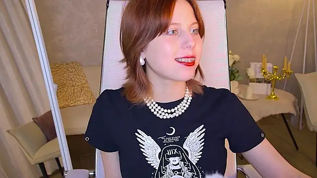 VivienneHebert online show from May 19, 2026, 1:56 am