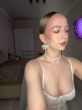 AlisaPearl online show from April 16, 2026, 9:39 pm