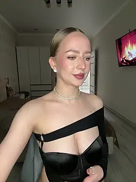 AlisaPearl online show from April 19, 2026, 7:38 pm