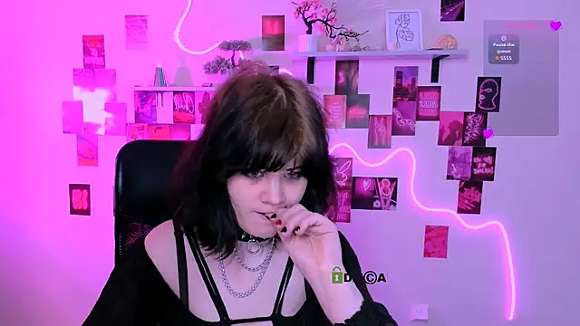 nikki kiss  online show from April 23, 2026, 12:40 pm