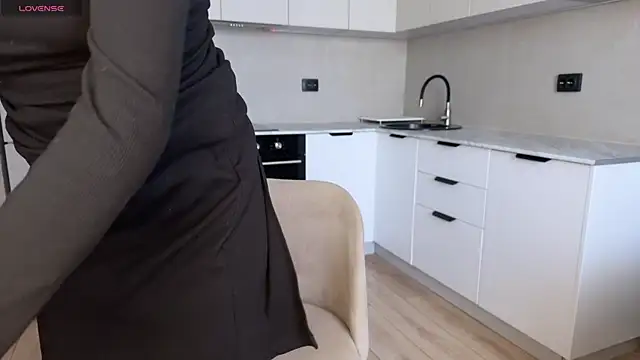 Molly Beauti online show from April 14, 2026, 5:02 am