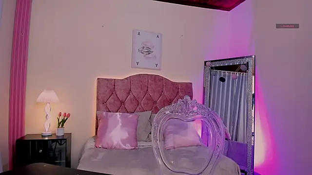 Luna Petti online show from April 17, 2026, 1:25 pm