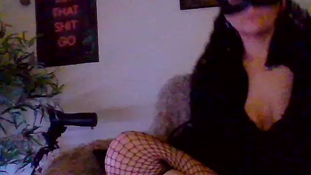 Snapshot of shyhornymommy chatting on April 16, 2026, 9:39 pm shyhornymommy online show from April 16, 2026, 9:39 pm