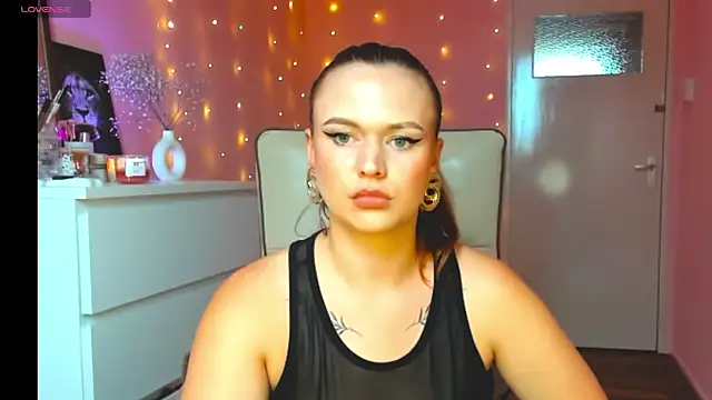 Snapshot of SweetLikaaa chatting on June 5, 2026, 4:13 pm SweetLikaaa online show from June 5, 2026, 4:13 pm
