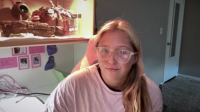 MUSCLEMOMMY1365 online show from May 17, 2026, 8:49 pm