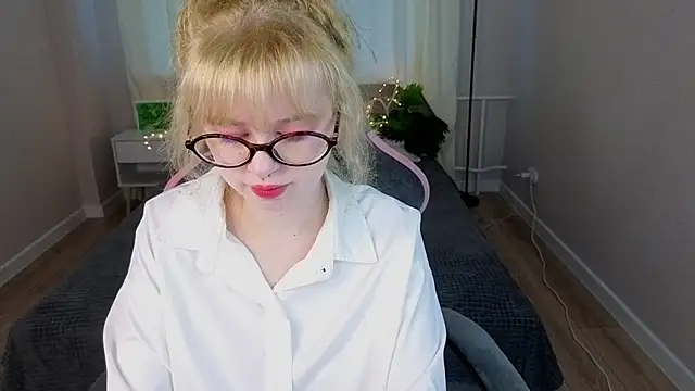 Snapshot of Helen_Carson chatting on May 26, 2026, 12:06 am Helen Carson online show from May 26, 2026, 12:06 am