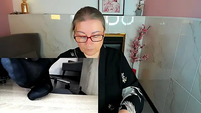 Snapshot of Alexandra_Kind chatting on June 17, 2026, 1:52 am Alexandra Kind online show from June 17, 2026, 1:52 am