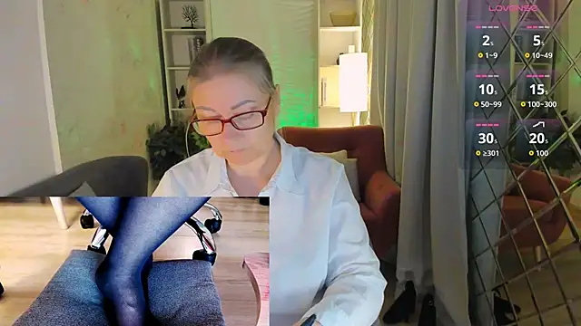 Snapshot of Alexandra_Kind chatting on June 21, 2026, 8:44 pm Alexandra Kind online show from June 21, 2026, 8:44 pm