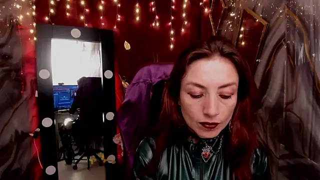 Snapshot of Queenscarlettsecret chatting on May 4, 2026, 6:37 pm Queenscarlettsecret online show from May 4, 2026, 6:37 pm