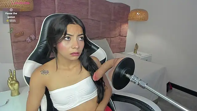 scarleth-maison online show from April 21, 2026, 7:50 pm