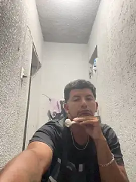 Snapshot of Alcantar01 chatting on May 17, 2026, 10:39 pm Alcantar01 online show from May 17, 2026, 10:39 pm