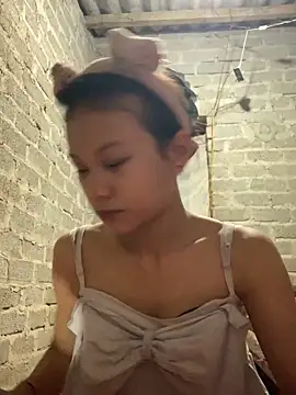 Elysa-x online show from April 18, 2026, 9:13 am