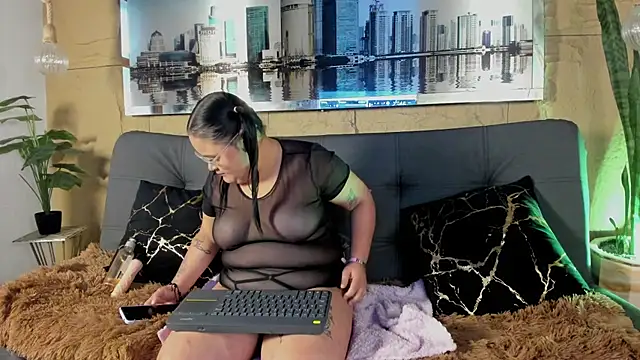 Luna  Cortez online show from June 4, 2026, 4:07 am