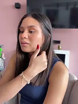 AuroraMoore Pink online show from April 16, 2026, 6:19 pm