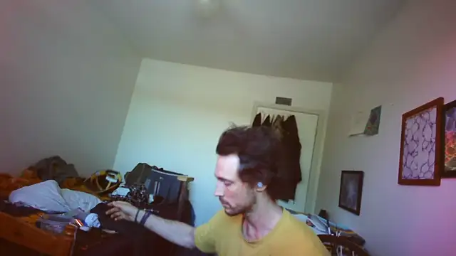 Snapshot of JohnnyMoves chatting on June 3, 2026, 8:47 pm JohnnyMoves online show from June 3, 2026, 8:47 pm